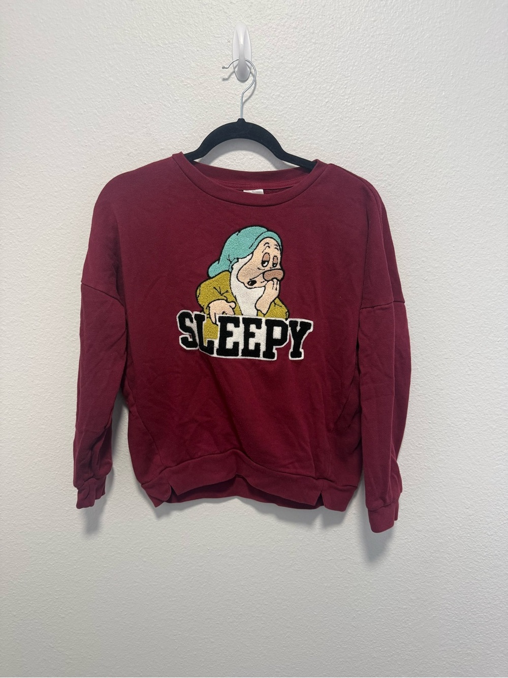 VINTAGE Disney Maroon Sleepy Snow White Crewneck Sweatshirt Size Small